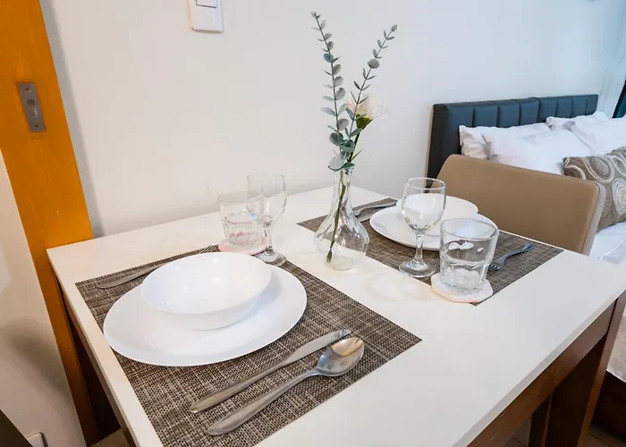 One Uptown 1br 2bed Affordable For 4,uptown Mall Linked Manila